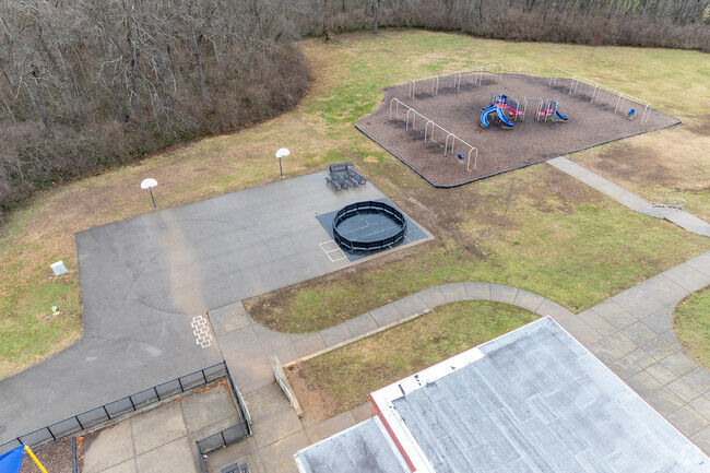 The student population of Stonewall Elementary School is 673 and the school serves PK-5.