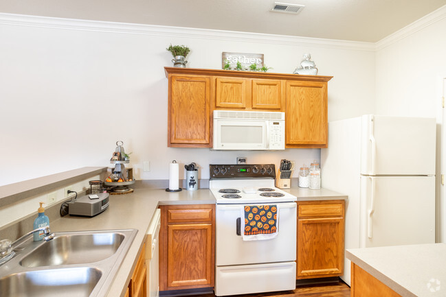 2BR, 2BA - 1,093 SF