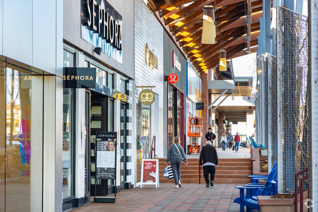 The Twenty Ninth Street Mall in Boulder has national brands, big box stores, and chain restaurants.