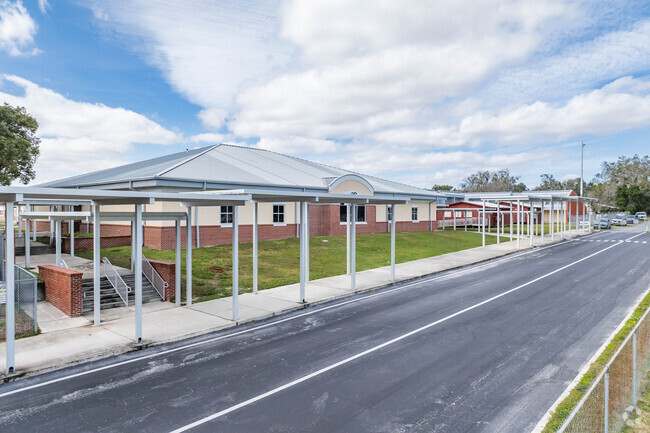 Stewart Middle School has a student-teacher ratio of 18 to 1.