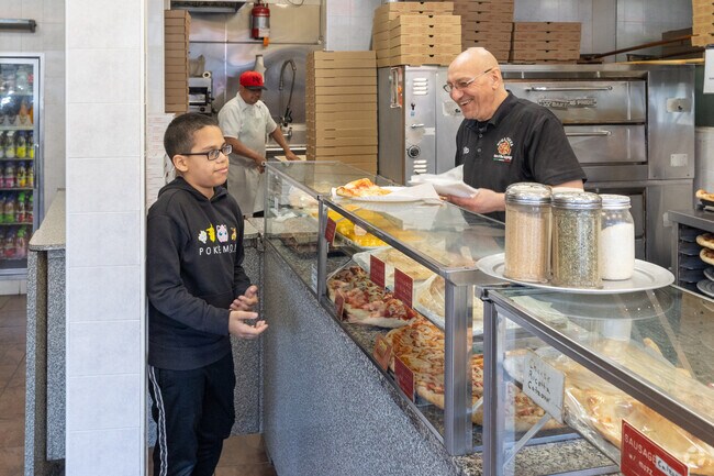 Roma Pizza is a favorite of the Allerton neighborhood.