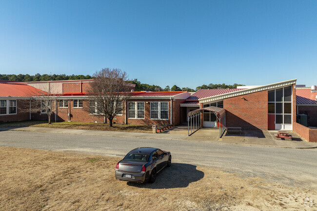 Mathews High School has a student-teacher ratio of 11 to 1.