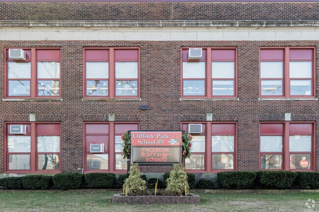 Cliffside Park School #5 in Cliffside Park, NJ gets a rating of B- from Niche.