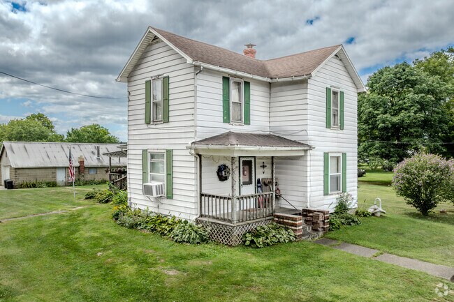 South Mount Vernon features early 20th-century wood-frame homes with traditional architectural details.