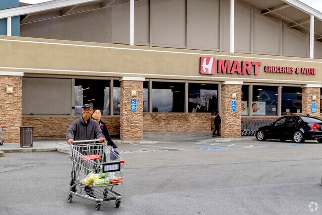 H Mart specialize in Asian and American groceries in Calabazas.