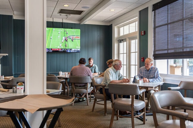 Enjoy a casual lunch at the Doublegate Country Club sports lounge.