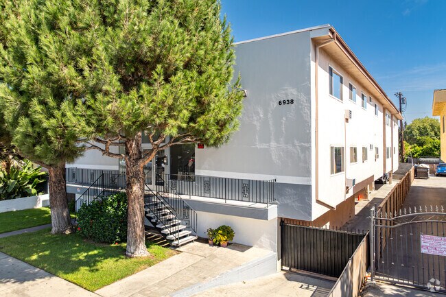 BEAUTIFUL REMODELED 1 AND 2 BEDROOM UNITS IN PRIME LOCATION, North Hollywood, CA 91605 - photo 2