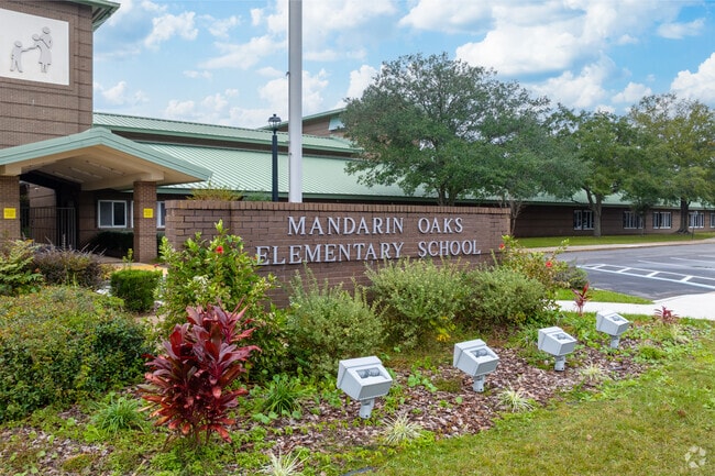 Mandarin Oaks Elementary School has a student-teacher ratio of 14:1.