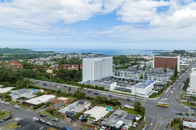 With close access to beaches, dining, and retail, high-rise condos have plenty of benefits.