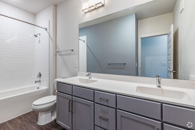 2 BR , 2 BA - 1,067SF