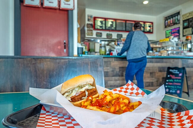 Giant Burger is a popular place for lunch in Firebaugh.