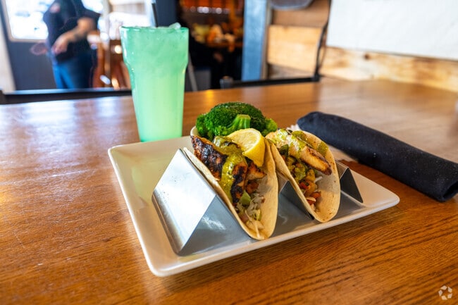 Harpoon Larry’s in Ivy Farms serves fresh oysters and seafood from the Chesapeake Bay.