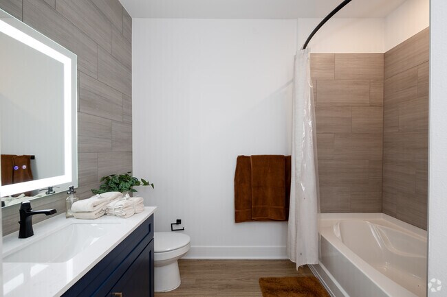 1BR, 1BA - 761SF - Hawthorne - Bathroom