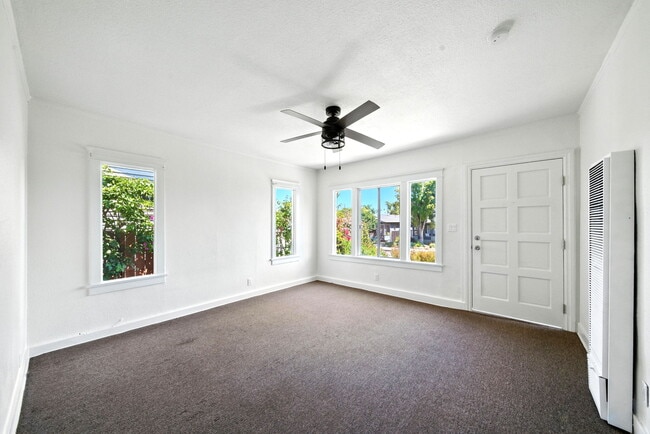 3305 W 27th St, Los Angeles, CA 90018 - photo 5