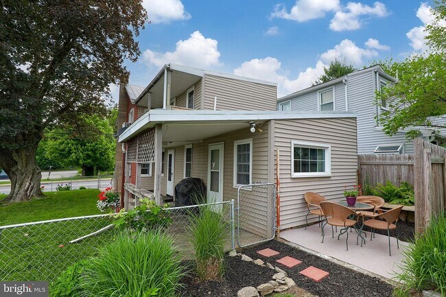 1102 Lancaster Ave unit Front, Columbia, PA 17512 - photo 6