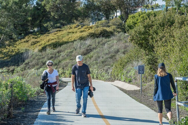 Chapparosa Trail stretches all through Laguna Niguel and even to Salt Creek Beach.