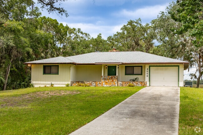 Some ranch homes have single car garages in Homosassa.