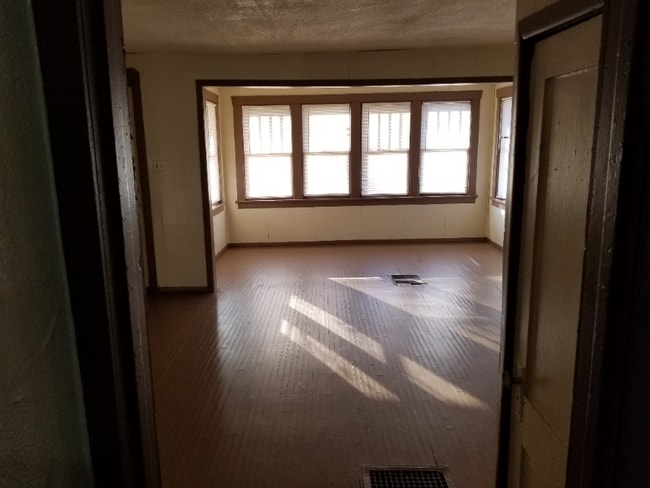 261 Bellview St, Benton Harbor, MI 49022 - photo 2