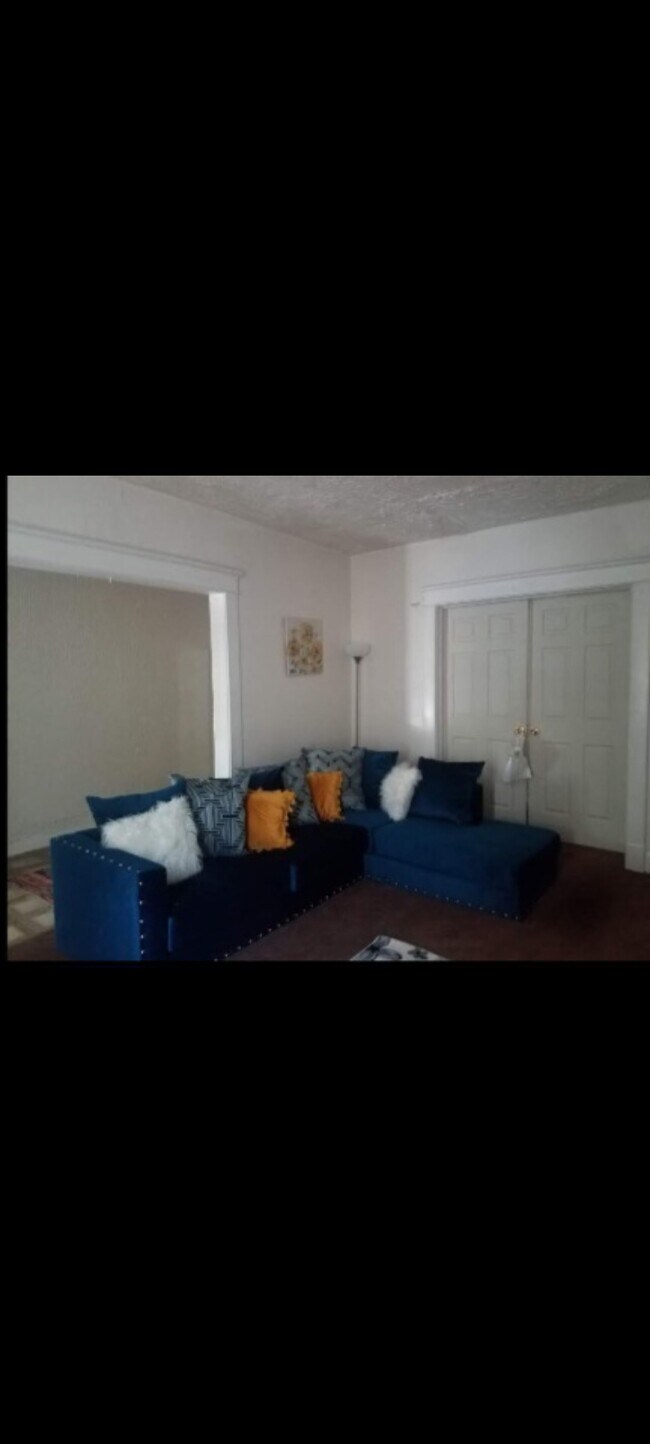 5023 Queensberry Ave unit Shared home, Baltimore, MD 21215 - photo 3