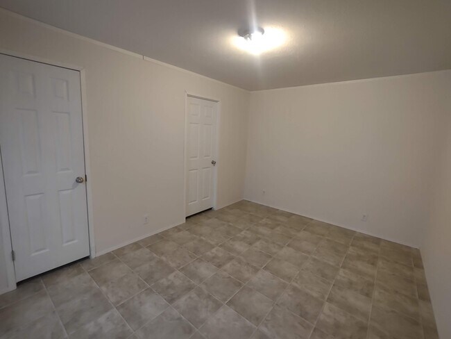 2304 Wellington Green Dr, Clarksville, IN 47129 - photo 6