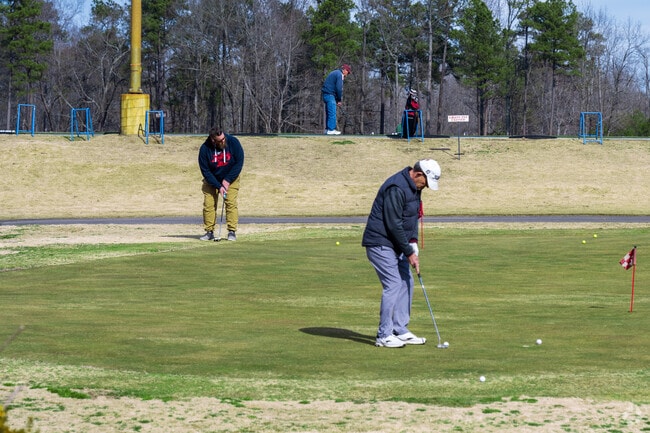 The Highlands offers an 18-hole golf course to challenge residents' skills.