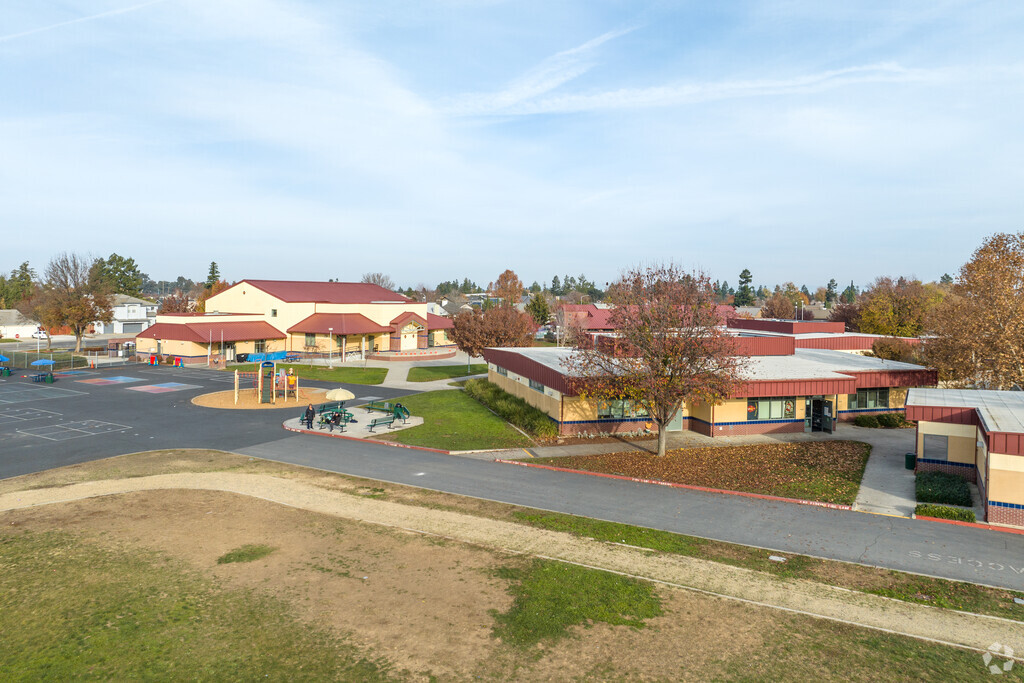 Lake Canyon Elementary School is a beatiful campus.