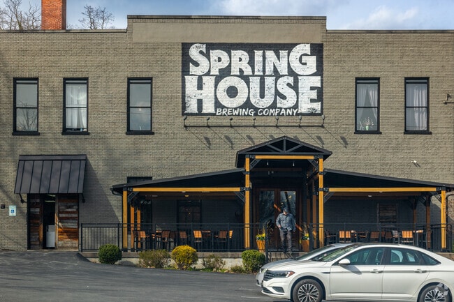 Spring House Brewery is the perfect place to spend a lively Saturday night in Prospect Heights.