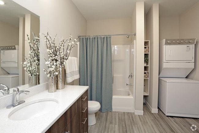 1BR, 1BA - 690 SF - Bathroom