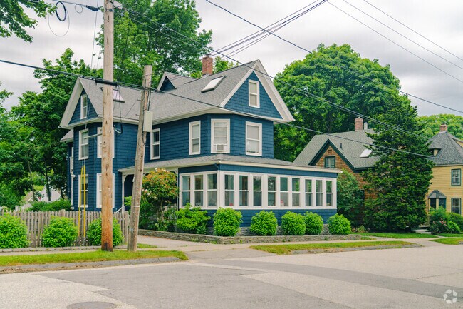 Homes with large covered porches are found near the beach in Willard.