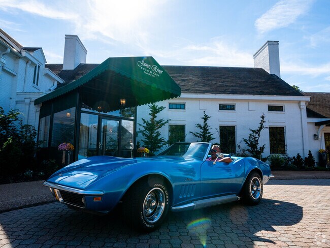 The James River Country Club is nestled right beside Riverside making it an easy get away.