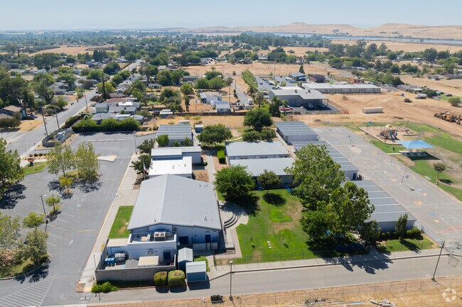 There are 14 fulltime teachers at Plumas Avenue Elementary.