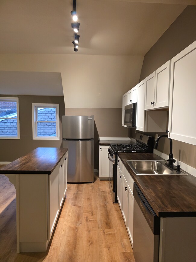 5487 Hays St unit 3, Pittsburgh, PA 15206 - photo 3