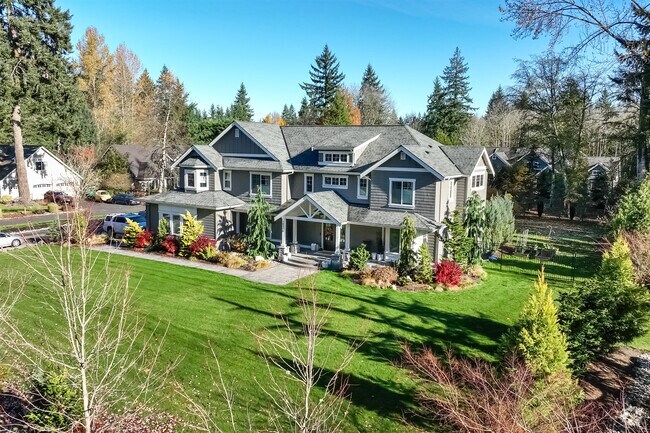 There are beautiful estate homes in the heart of Cottage Lake.