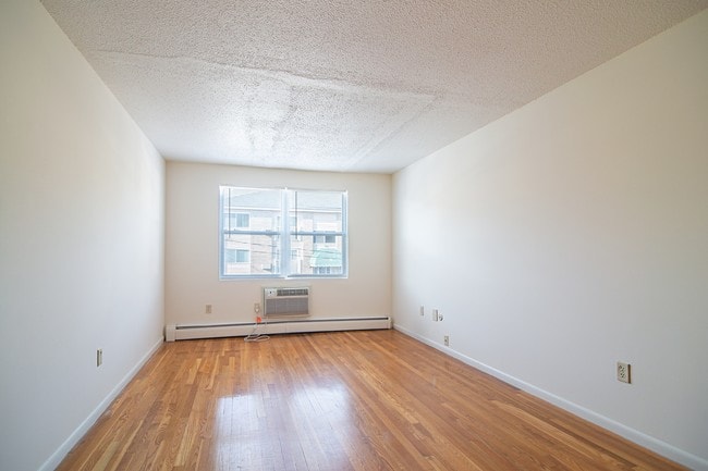 Edgewood Gardens Embassy and Wilder Ridge Apartments, Lowell, MA 01851 - photo 6