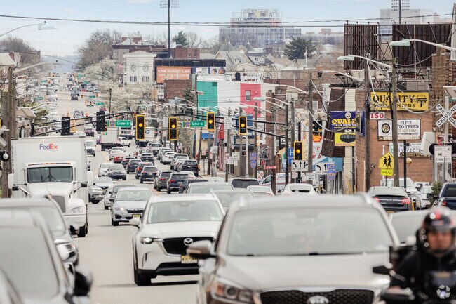 Bloomfield Avenue near the north end of Watsessing, creating a dense collection of shopfronts and restaurants.