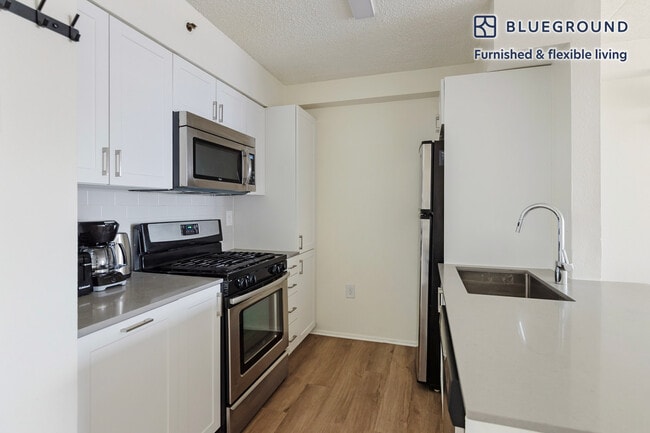 444 Washington Blvd unit FL4-ID2174, Jersey City, NJ 07310 - photo 6