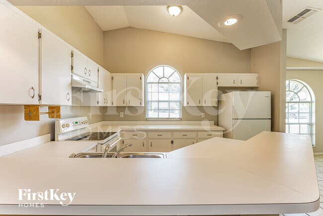 468 Emerald Cove Loop, Lakeland, FL 33813 - photo 5