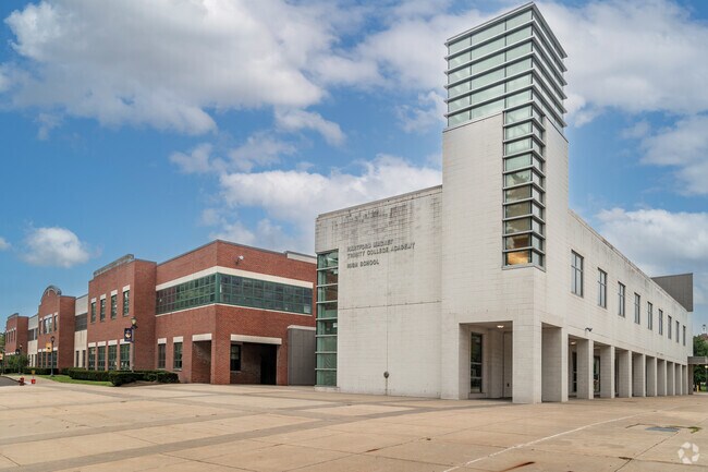 Hartford Magnet Trinity College is located in Barry Square, Hartford.