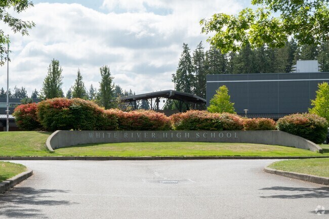 White River High School scores a B grade from Niche.