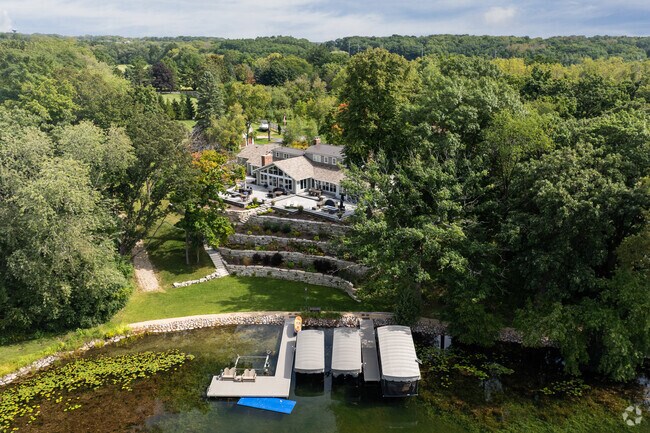 The majority of lakeside homes in Chenequa have private docks.