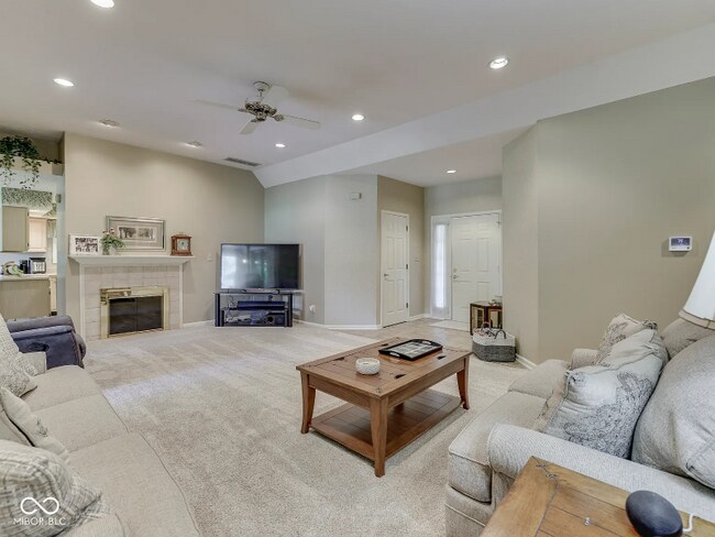 825 Bayside Dr, Greenwood, IN 46143 - photo 3