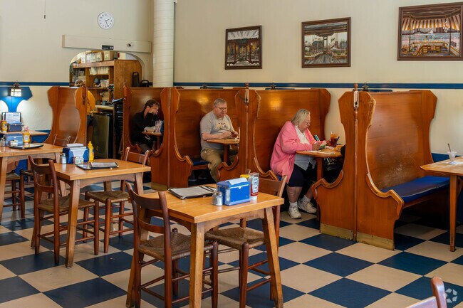 Taggart’s Ice Cream, located near the Oak Place neighborhood, has been delighting the community with its treats since 1926.