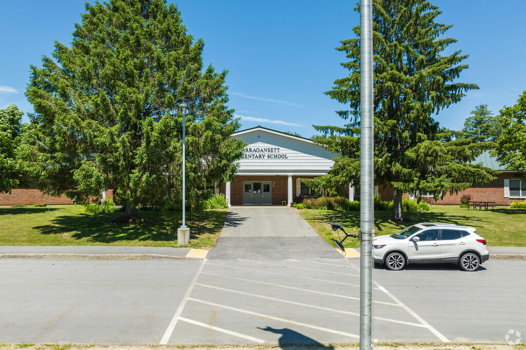 The main entrance to the Great Falls Elementary School.