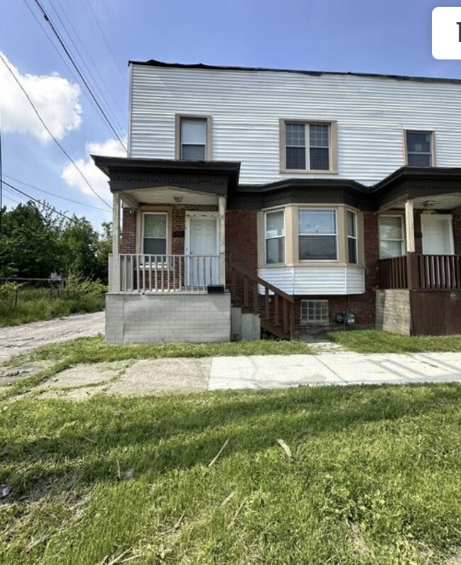 8331 Medbury St, Detroit, MI 48213