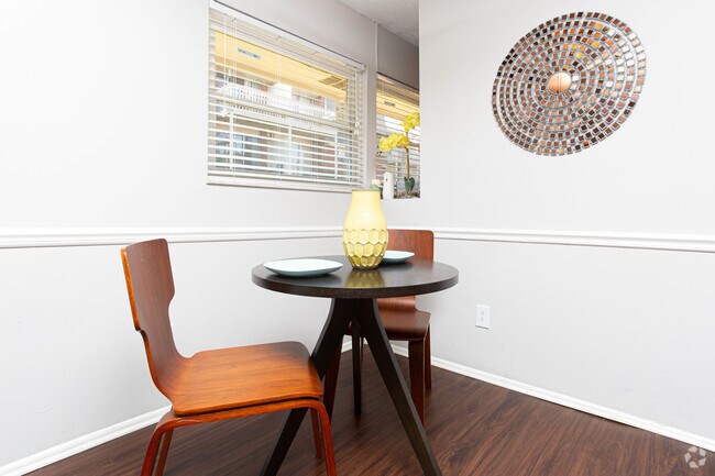 2BR, 1BA - 950 SF - Dining Area