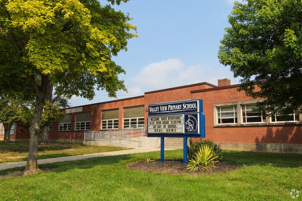 Valley View Primary School provides education in the neighborhood of 
Montgomery County