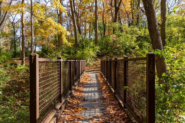 Lakeview Park features a 0.5 mile trail loop that takes roughly 11 minutes to complete.