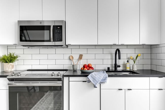 Welcome to Lakeview! - Live in Luxury & Style in the heart of Eastlake, Seattle, WA 98102 - photo 4