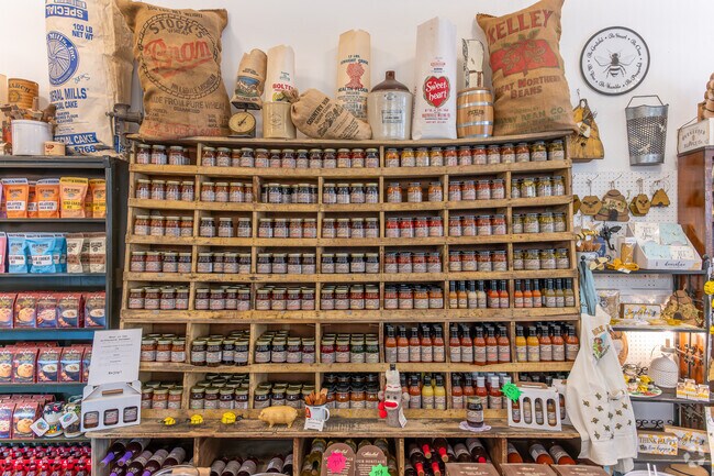 For more local shopping options, residents of Highland Park head to stores such as Hudson's General Store and Antiques in Downtown Kingsport.