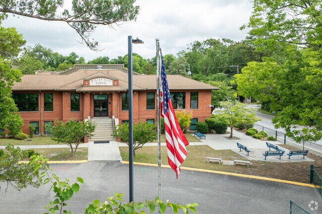 Winter Park Elementary School serves the students of Seagate South and the surrounding area.